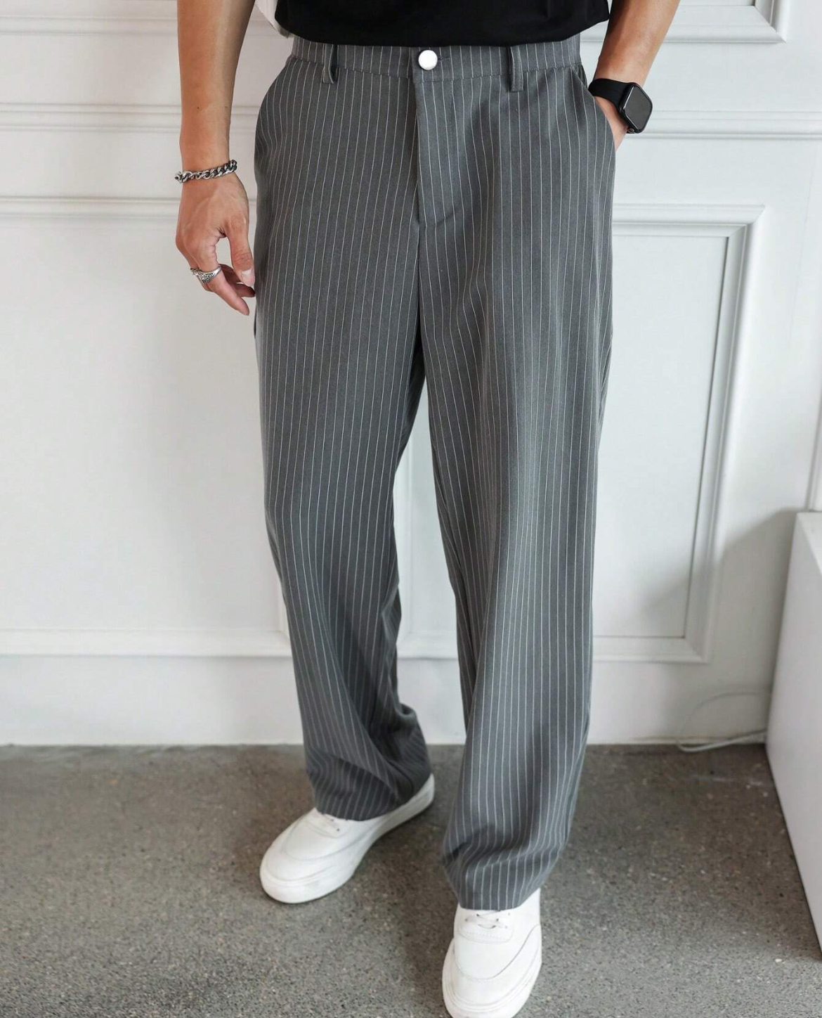 Eleganckie spodnie w prążki o prostym kroju